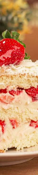 25-Min Strawberry Poke Cake