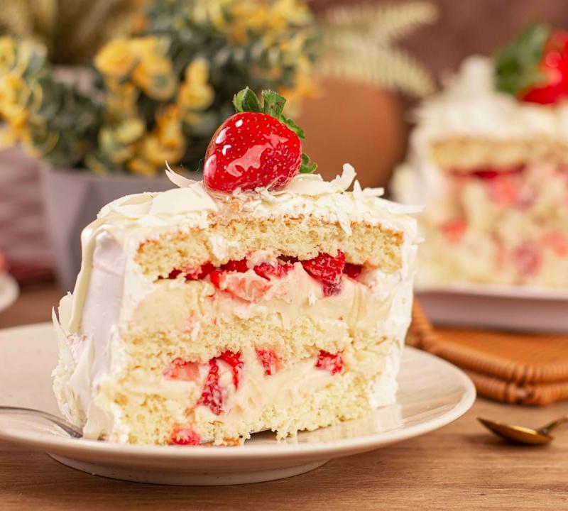 25-Min Strawberry Poke Cake